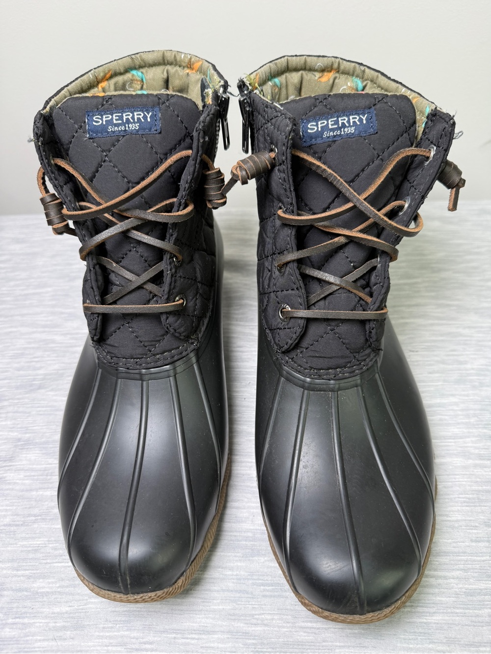 Sperry Saltwater Quilted Duck Boots Black Fishing Fly Print Lining Sz 9.5